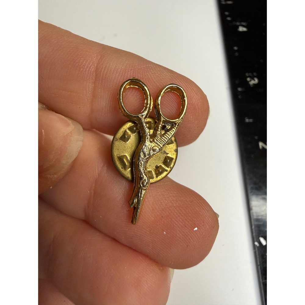 Gold Tone Scissors Shears Lapel Pin Sewing Tailor Seamstress Accessory